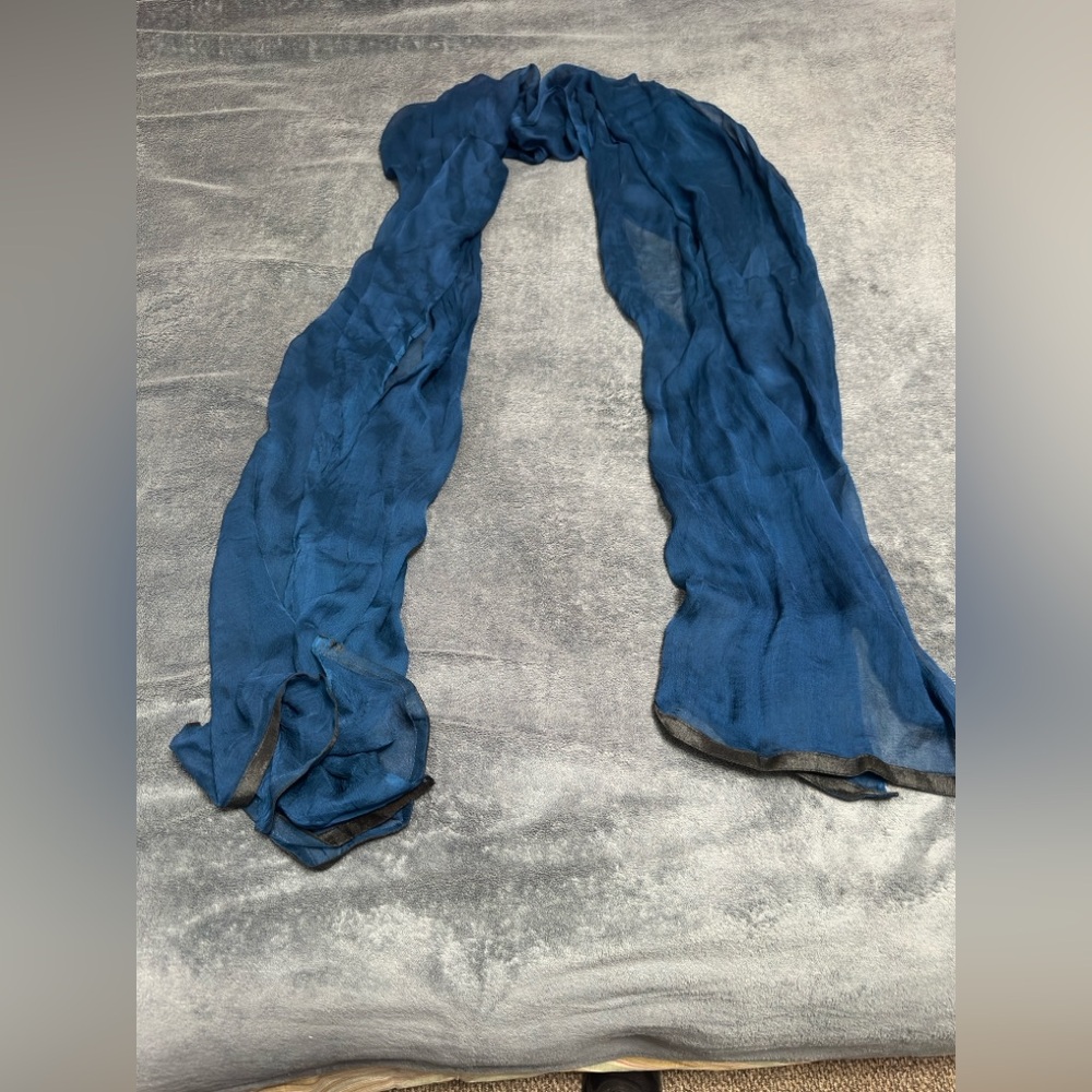 Woman’s long blue scarf - Picture 3 of 5